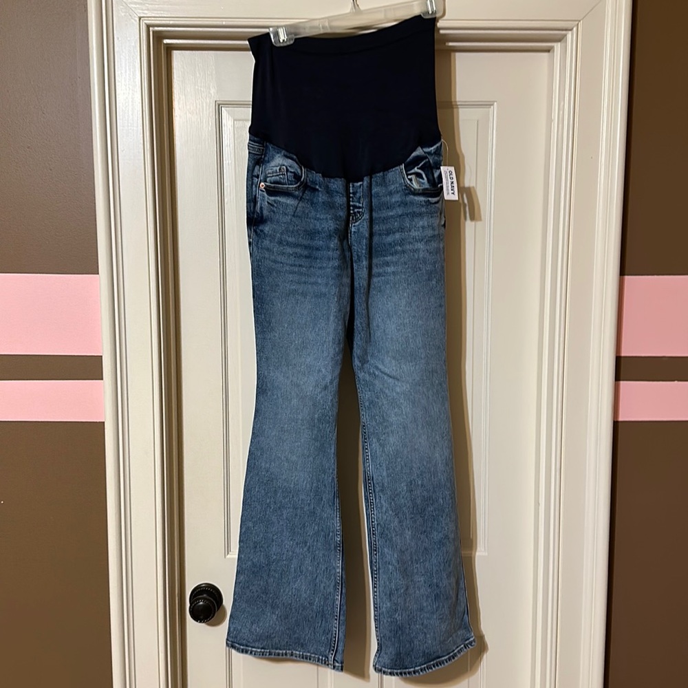 Old Navy maternity jeans. Medium/light wash. NWT. Size 12